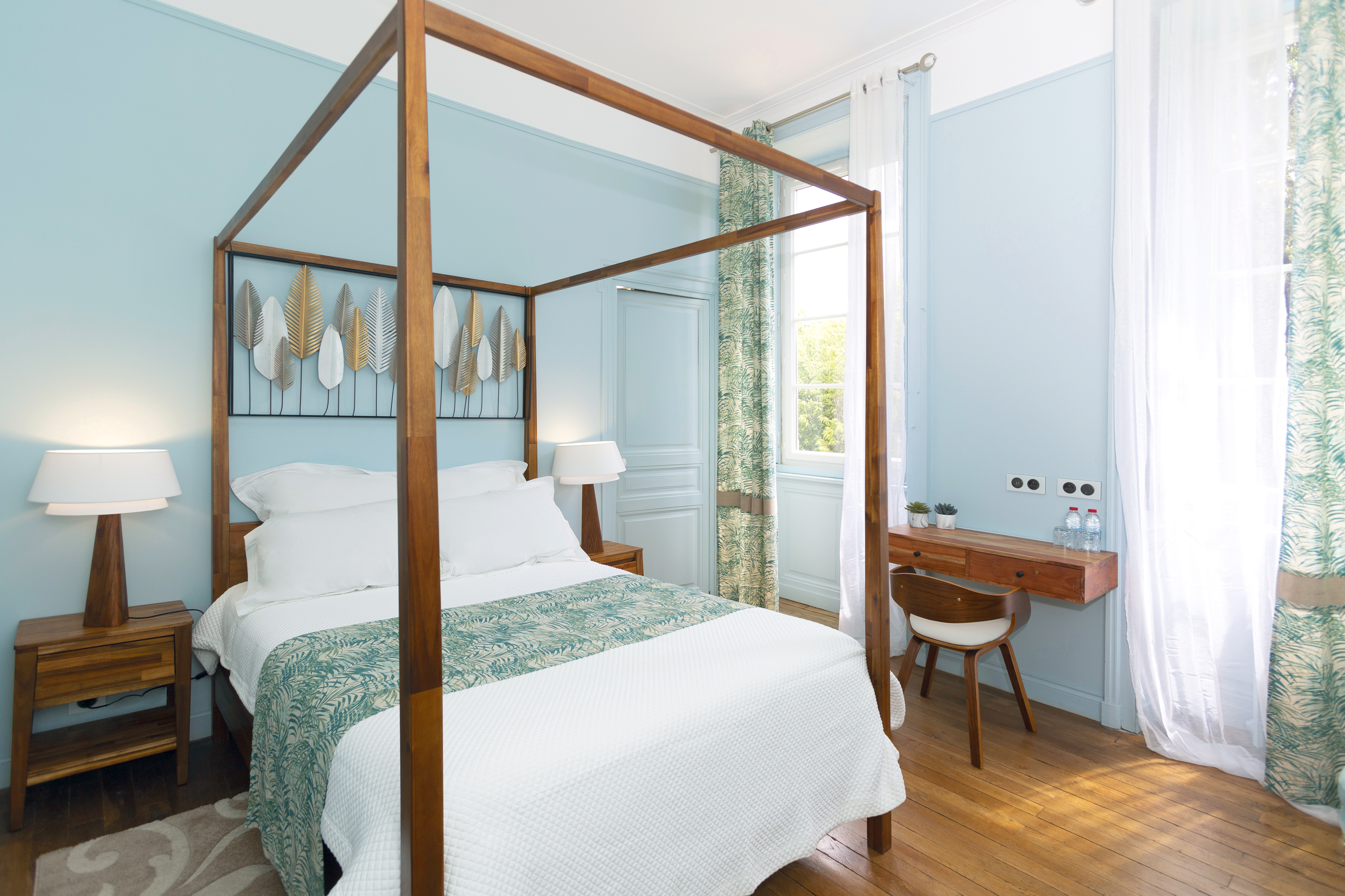 Chambre d'hôtes avec lit à baldaquin et décoration bleu turquoise au Château L'Escale